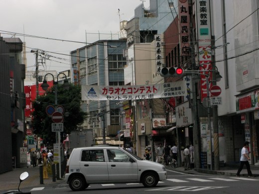 商店街に掲げられたカラオケコンテストの横断幕