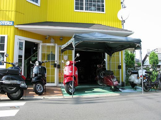 ☀️KBピット前に張られた夏のタープ（日除け対策）