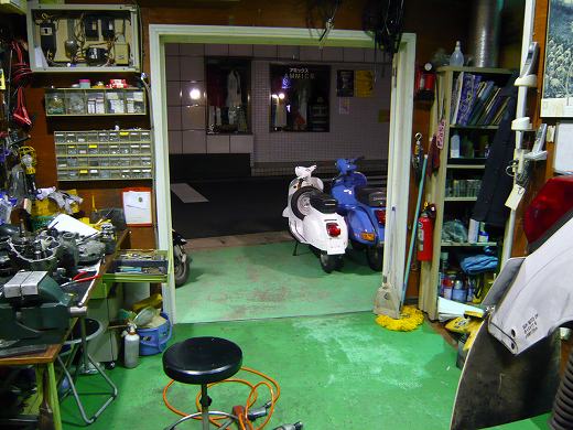 夜でも扉を開け放てる暖かい日のKBピットの様子