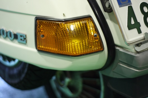 点灯しなくなったベスパP200Eの左後ろウィンカー
