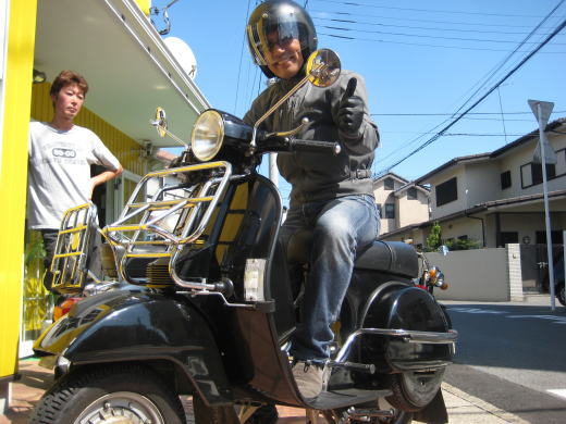 LMLの復活を喜ぶライダーが夜道で再出発する様子