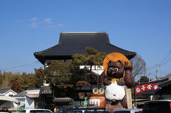 陶器の街・益子町の通り。焼き物店が並ぶ静かな風景