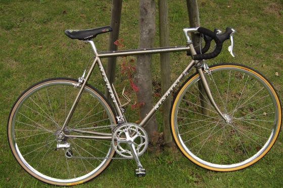 NISHIKIのロードバイクが芝生の上に立てかけられている