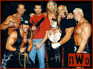 nWo時代のプロレスラーたちが集結した記念写真（中央にハルク・ホーガン）