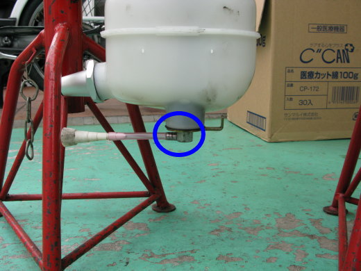 🛠 PX200FL2のオイルホース接続部からの漏れを示すクローズアップ
