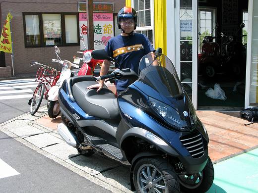 納車されたPIAGGIO MP3とオーナーの記念写真🚛