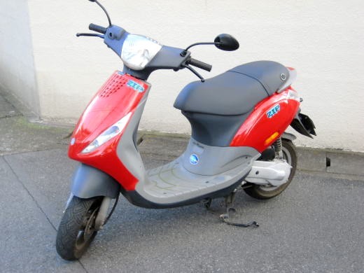 PIAGGIO ZIPのリアビューを写した一枚