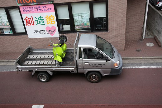 故障したベスパ125GTRを軽トラックで引き取りに向かう様子