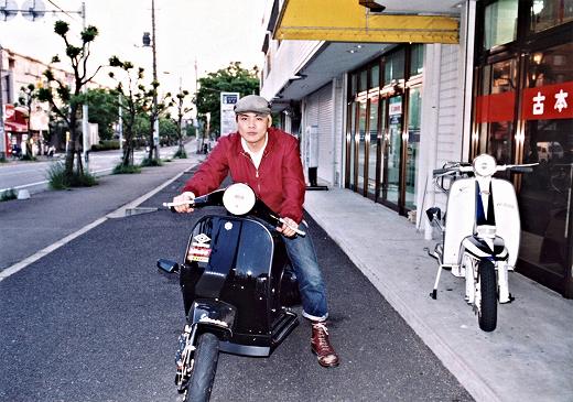 古本屋の前でPXカスタム車にまたがる若き日の自分
