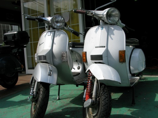 路上に並ぶ2台のベスパ、PX150FL2とPX200Eの不調で搬入された様子