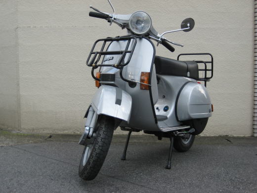 シルバーのPX200Eと前後キャリア付き車体の正面写真