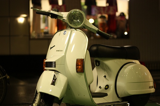 整備を終えたばかりの白いVespa PX200FL