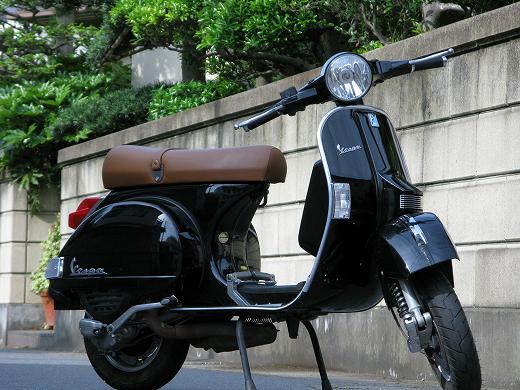 🛵 黒いVESPA PX200FL2を日中の住宅街で撮影した斜め前方からの写真