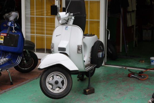右後ろのウィンカーを開けた状態のPX200FL2