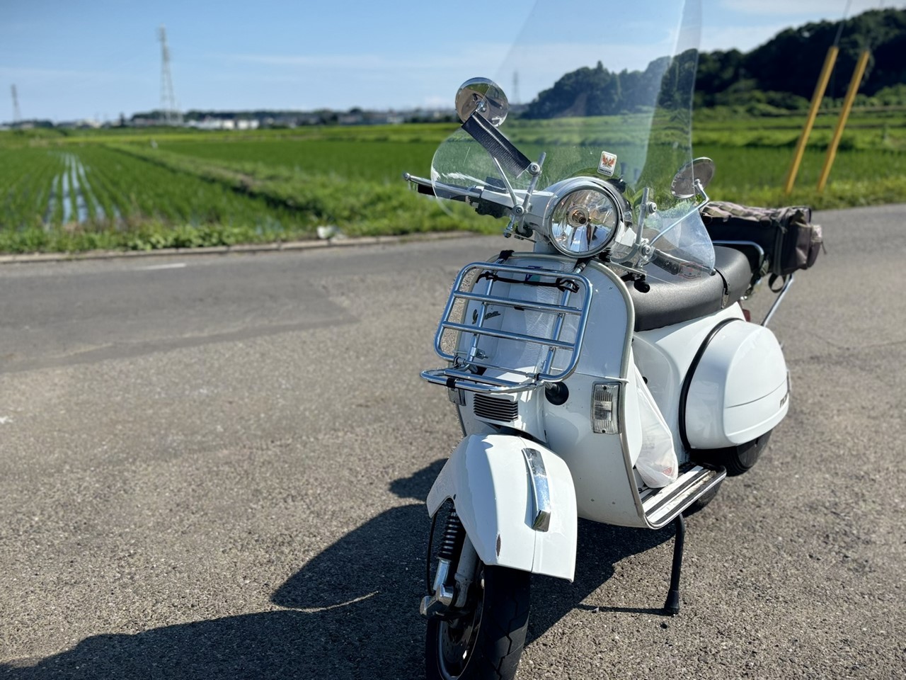 田んぼ道に停車中の白いベスパPX200FL2