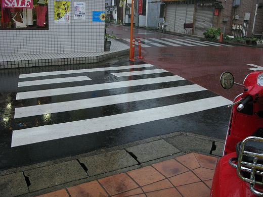 KB店先から見た雨の横断歩道