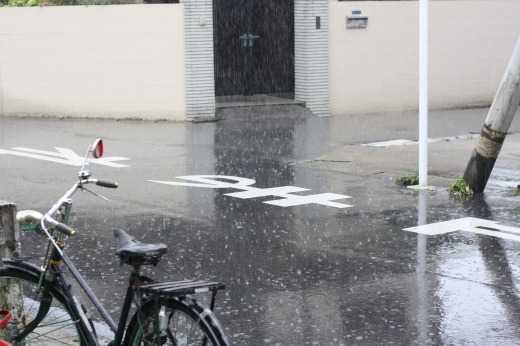 雨が降る店舗前の風景と自転車