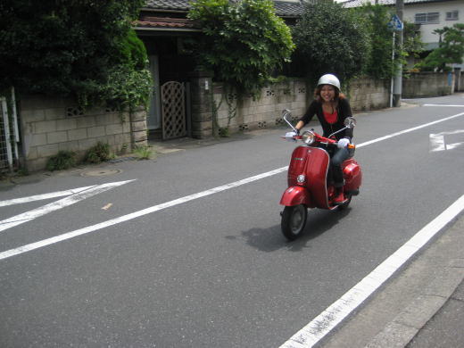 ベスパに乗って初走行する女性オーナーの姿