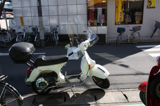 晴れた日に洗車された白いベスパ