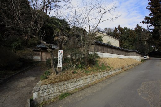 芹沢鴨の生家跡とされる場所に建つ石碑と民家