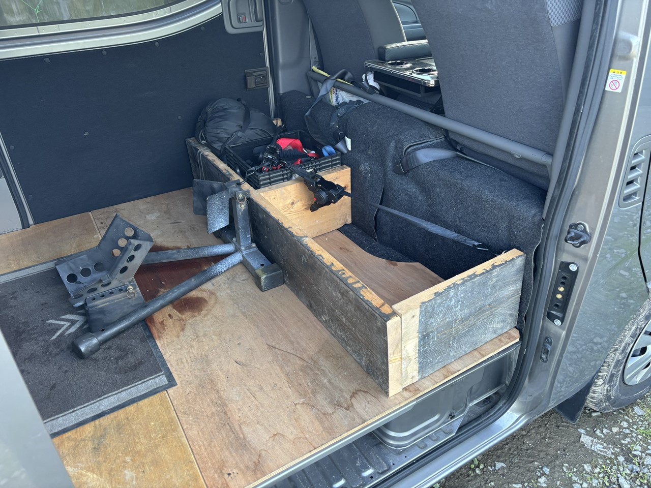 車内に設置された木製の収納箱と工具