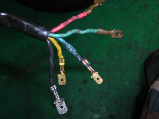 ベスパ50sの発電コイルユニットと色鮮やかな配線の状態