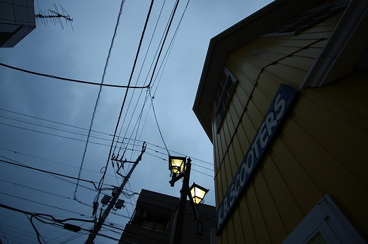 夕方の空と、K.B.SCOOTERSの看板が見える店舗外観