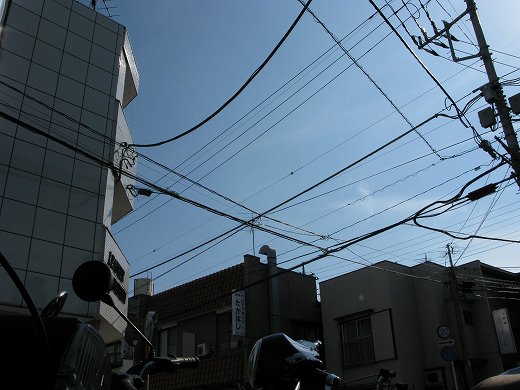 🌤 電線が交差する下町の青空と夏の気配