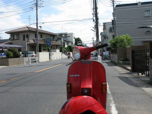 店の近所でエンジンが止まり押して帰る羽目になった赤いベスパ