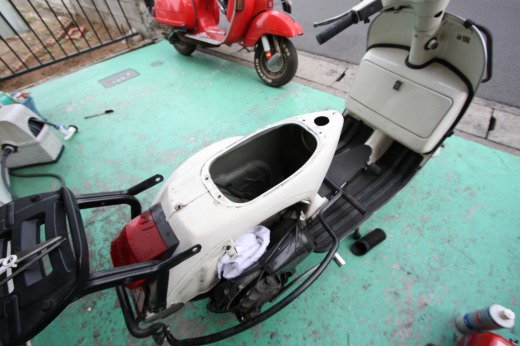 シートを外して整備中のP125X、久しぶりの点検作業風景