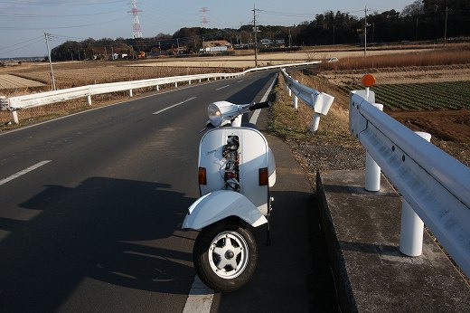 晴れた日にベスパで試運転へ向かうシーン