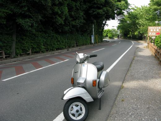 試運転のため道路脇に停車したシルバーのベスパ