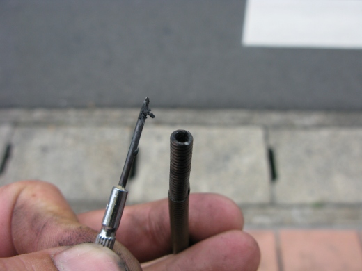 インナーケーブルが切れた箇所に詰まっていた錆とグリスの混合物