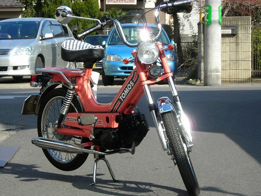 サーモンピンクのTOMOS Classic Ⅰを陽光の下で撮影した全体写真