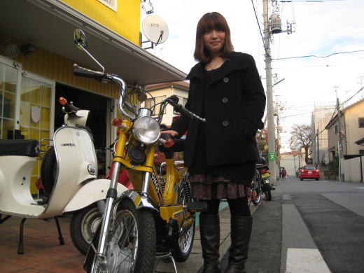 TOMOSと女性オーナーの納車記念写真