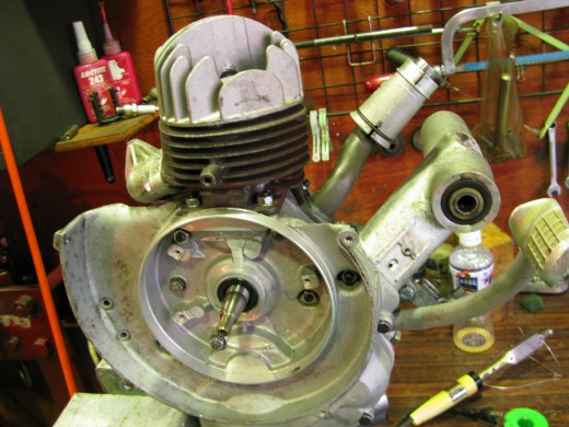 整備を終えたベスパ50sのエンジンを搭載した車体側