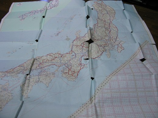 折りたたまれた日本地図に赤線でツーリングルートが書き込まれている様子