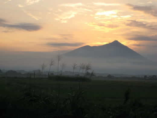 朝焼けに浮かぶ筑波山のシルエットと田園風景