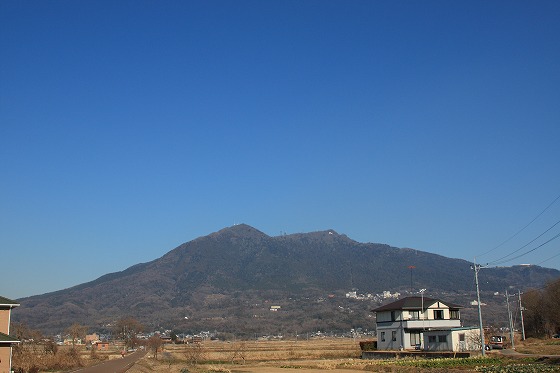 筑波山を遠くに望む冬の青空と田園風景