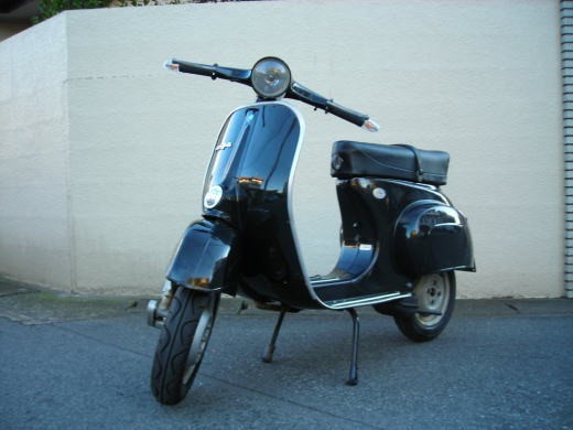 黒いベスパ50Sの中古車両を斜め前から撮影した全体写真