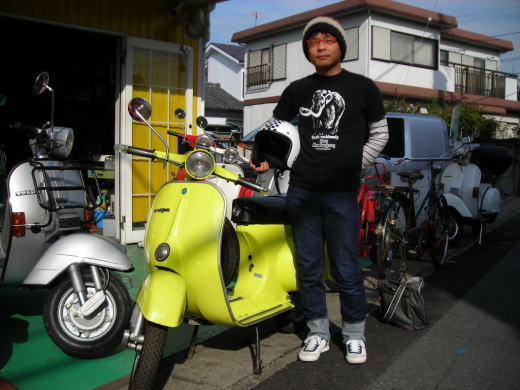 納車されたベスパ50Sとお客様の記念写真