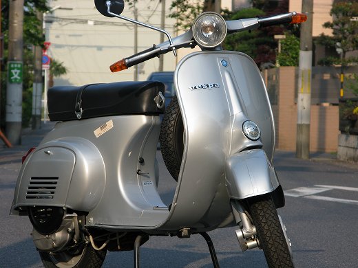 新入荷したシルバーのベスパ50S全体写真