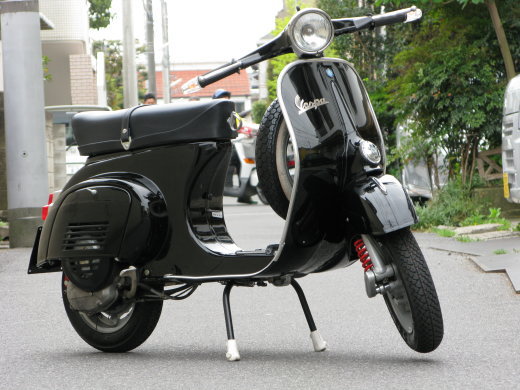 整備が完了したブラックのVespa ET3。街中に停車した美しい完成車両
