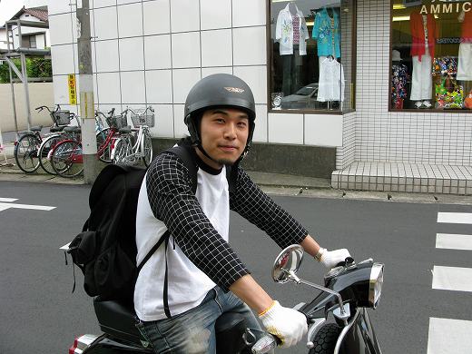 納車された白いベスパET3と笑顔のお客様