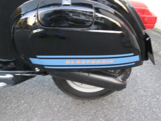 Vespa 125ET3のサイドカバーに貼られたELECTRONICステッカーのアップ