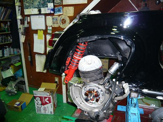 整備中のブラックのVespa ET3。フロントカバーを外して点検中の様子