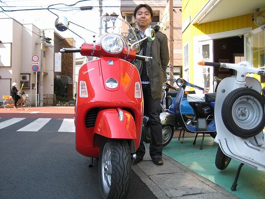 GTS250納車直後に笑顔で跨るお客様の写真