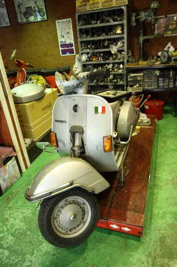 整備中のVespa P200E。作業ピットでの様子