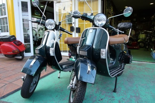 ダークグリーンメタのVespa PX200FL2とPX125FL2の兄弟車両