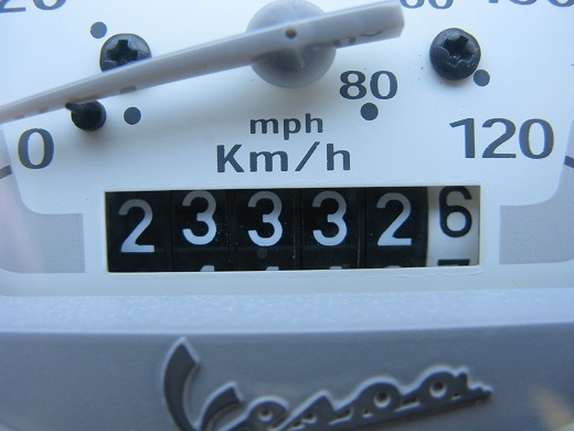 📏 PX200FL2の走行距離が23332kmであることを示すスピードメーターの接写